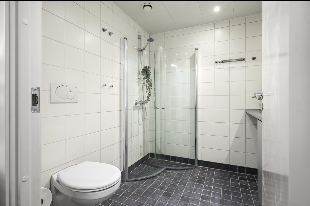 Badet har dusjhjørne med svingbare dører